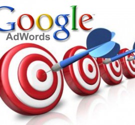 logotipo de Google Adwords y bajo él cuatro dianas con dardos incados en el centro de ellas